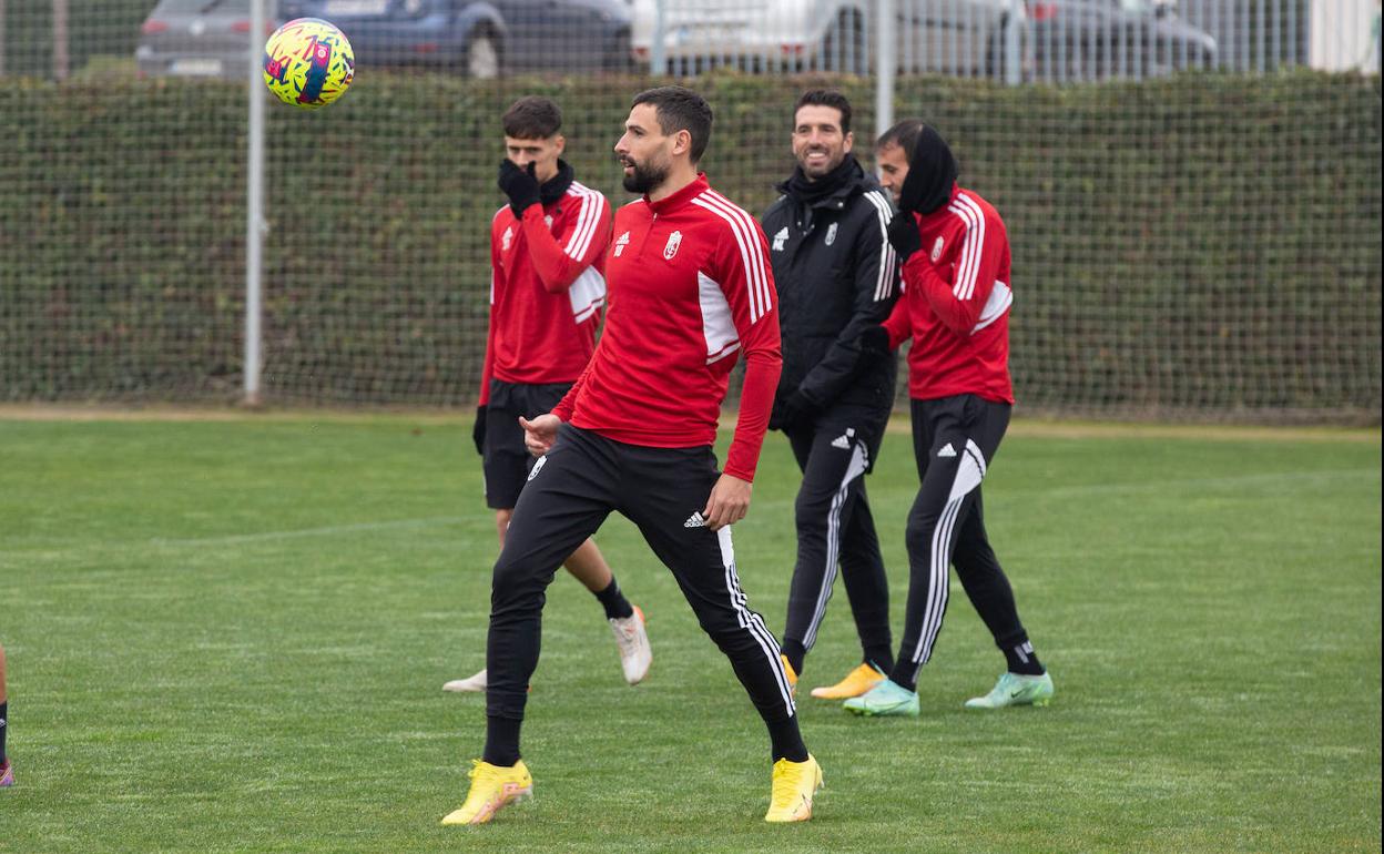 Antonio Puertas da toques a un balón durante el último entrenamiento del equipo. 