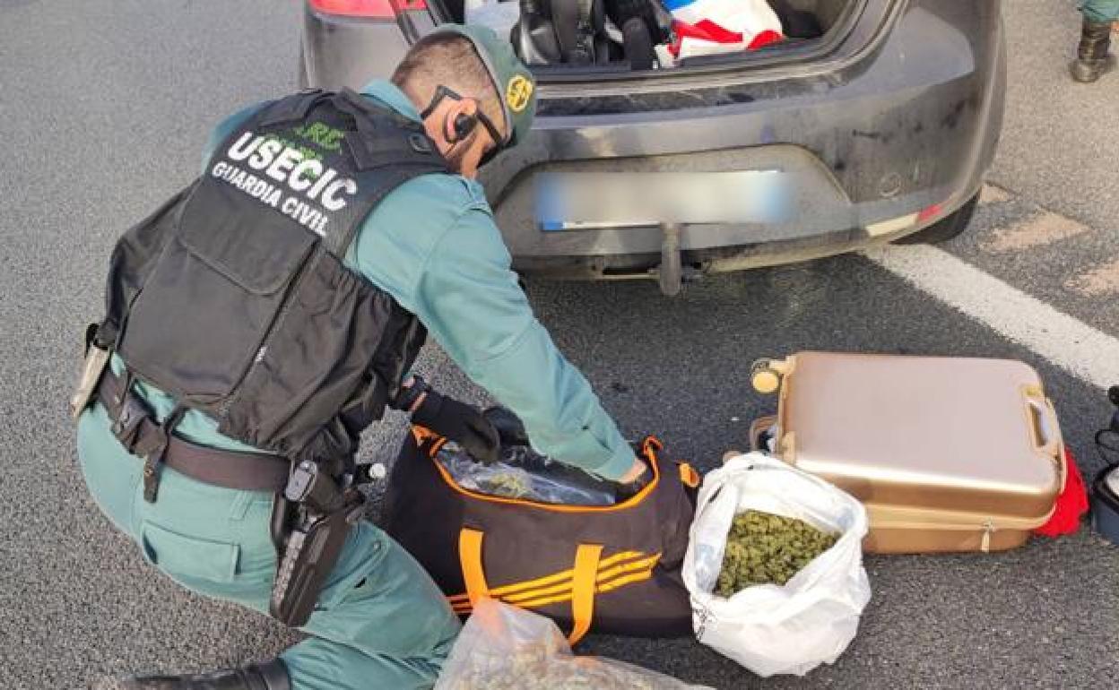 Imagen de archivo de un registro de marihuana por parte de la Guardia Civil.