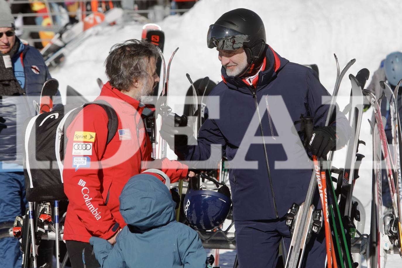 El Rey Felipe VI se encuentra este fin de semana de visita privada en Sierra Nevada con un grupo de amigos. Llegó el sábado y disfrutó de las instalaciones sin llamar apenas la atención