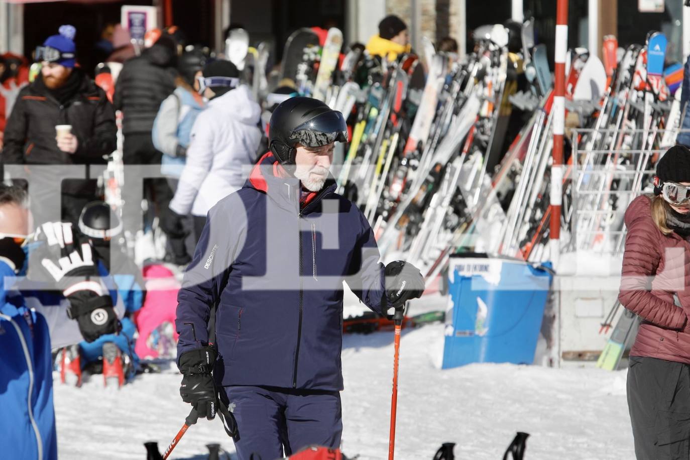 El Rey Felipe VI se encuentra este fin de semana de visita privada en Sierra Nevada con un grupo de amigos. Llegó el sábado y disfrutó de las instalaciones sin llamar apenas la atención