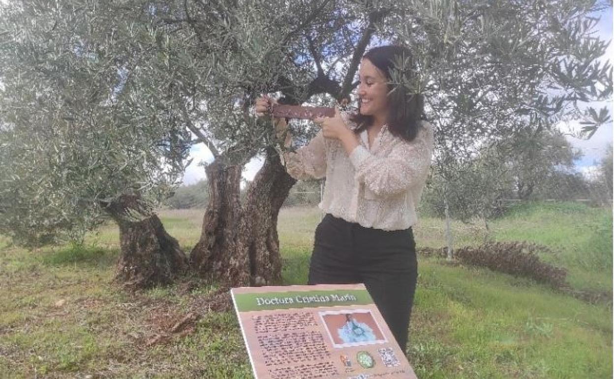 Cristina Marín certifica el olivo centenario que representa su labor solidaria. 