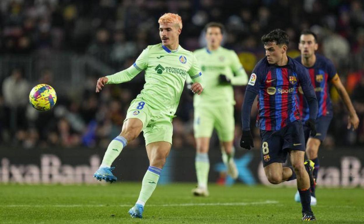 Jaime Seoane controla un balón en el Camp Nou. 