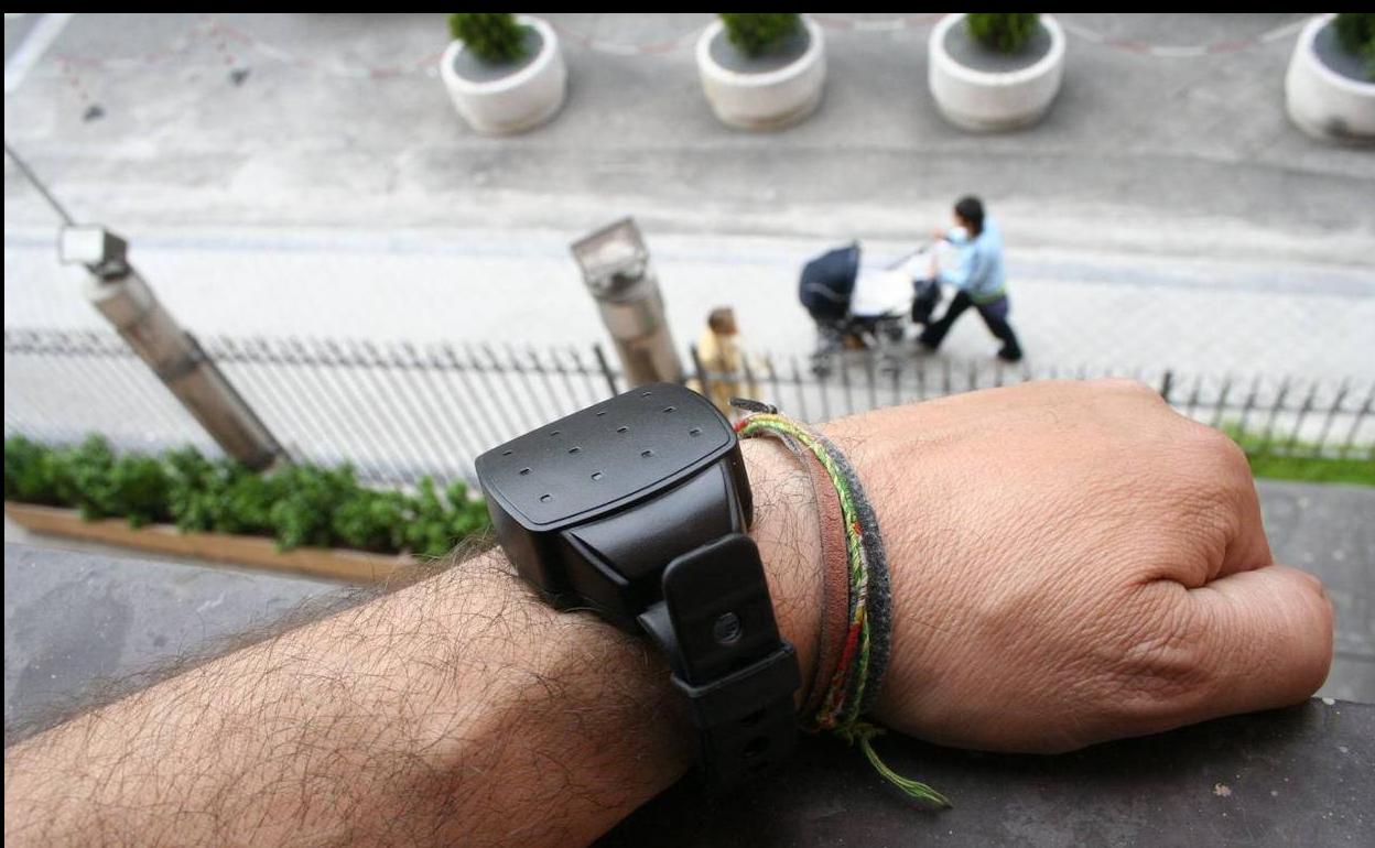 Los jueces respaldan proteger con pulseras GPS todos los casos de «especial relevancia»