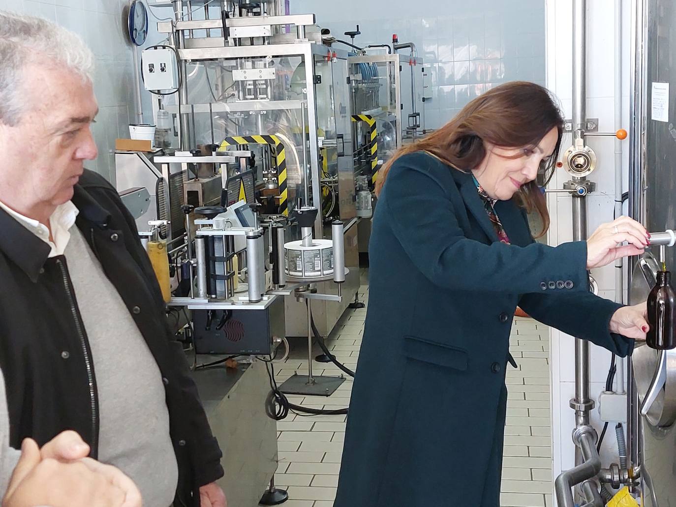Catalina Madueño recogiendo una muestra de aceite en Villatorres este lunes. 