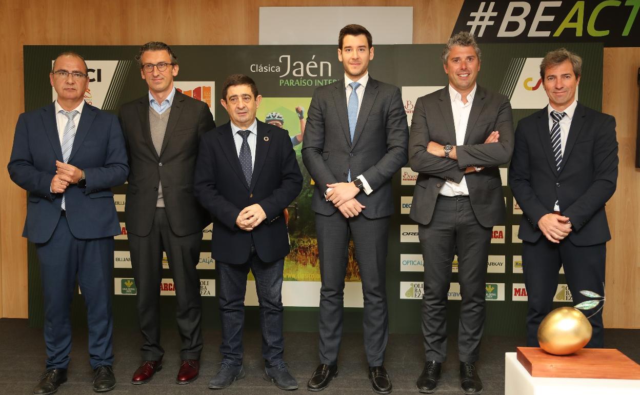 Foto de familia en la presentación de la prueba deportiva. 