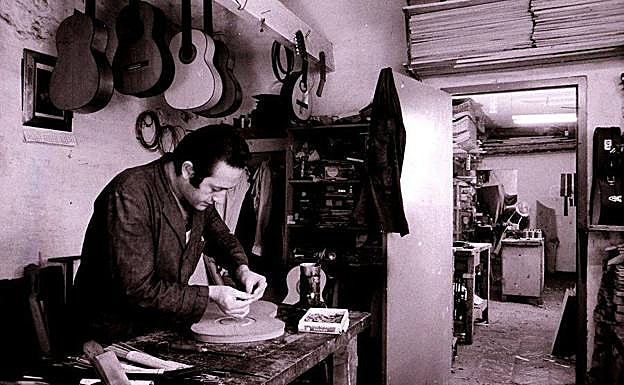 Imagen retrospectiva de Marín trabajando en su taller. 