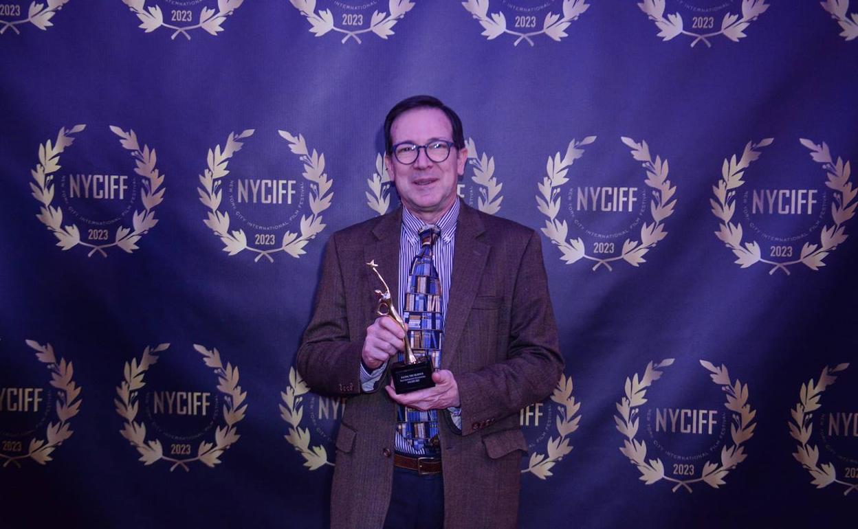 Barrachina posa con su premio, en el festival de cine de Nueva York. 