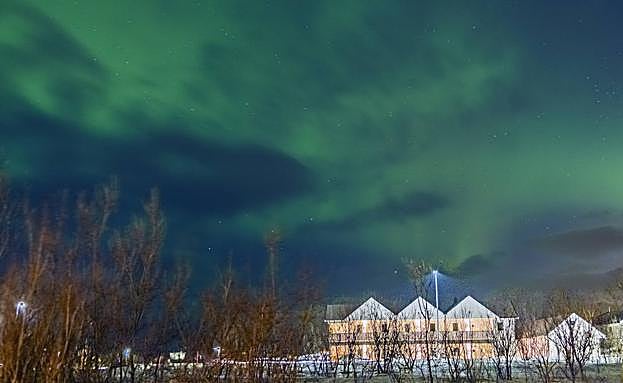 Auroras boreales encima del pueblo. 