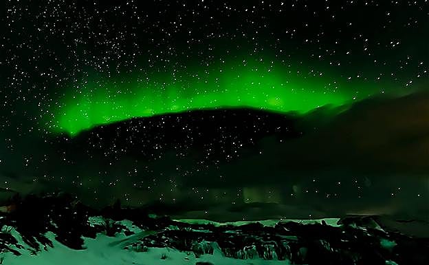 La noche se ilumina de verde. 