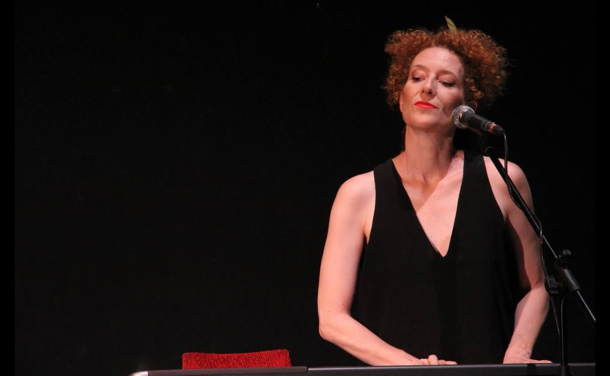 La actriz Clara Sanchis, en un momento de la obra. 