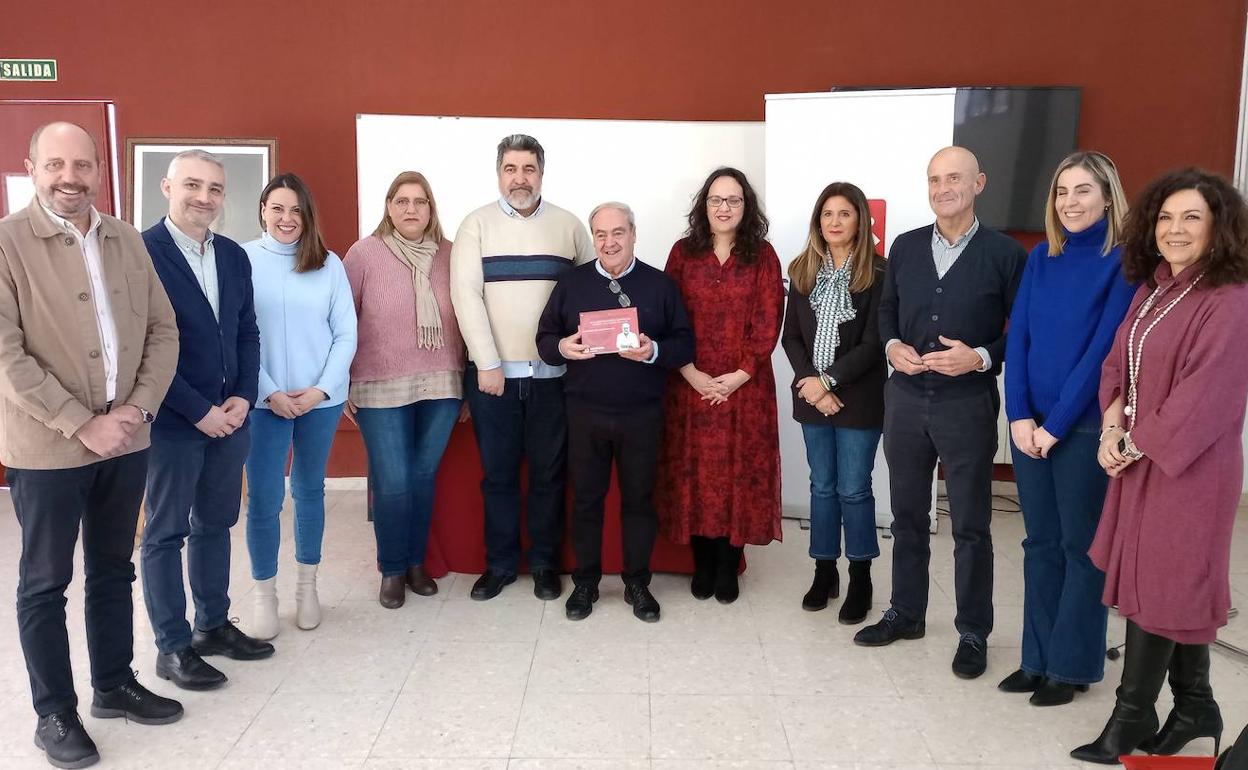Enrique Alonso Donaire, en el centro, junto a representantes de la comunidad salesiana y autoridades. 
