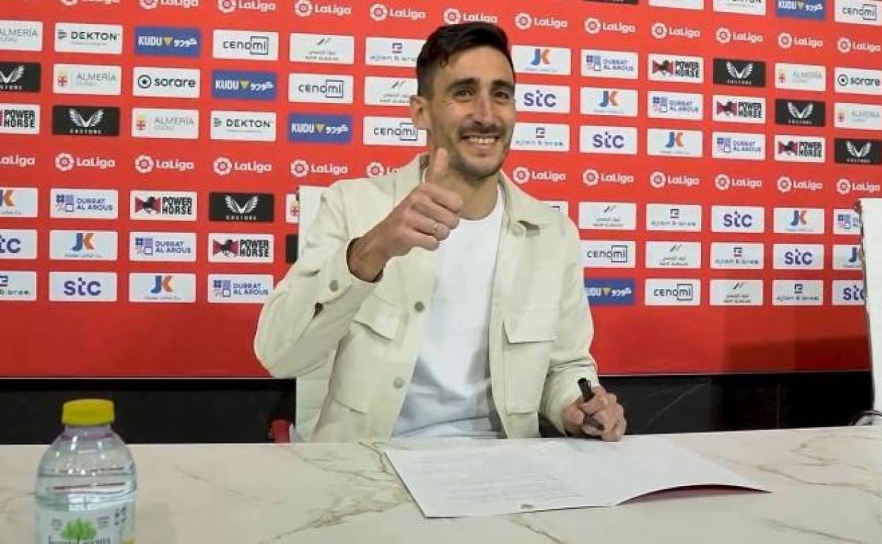 Diego Mariño, tras firmar su contrato con la UD Almería. 