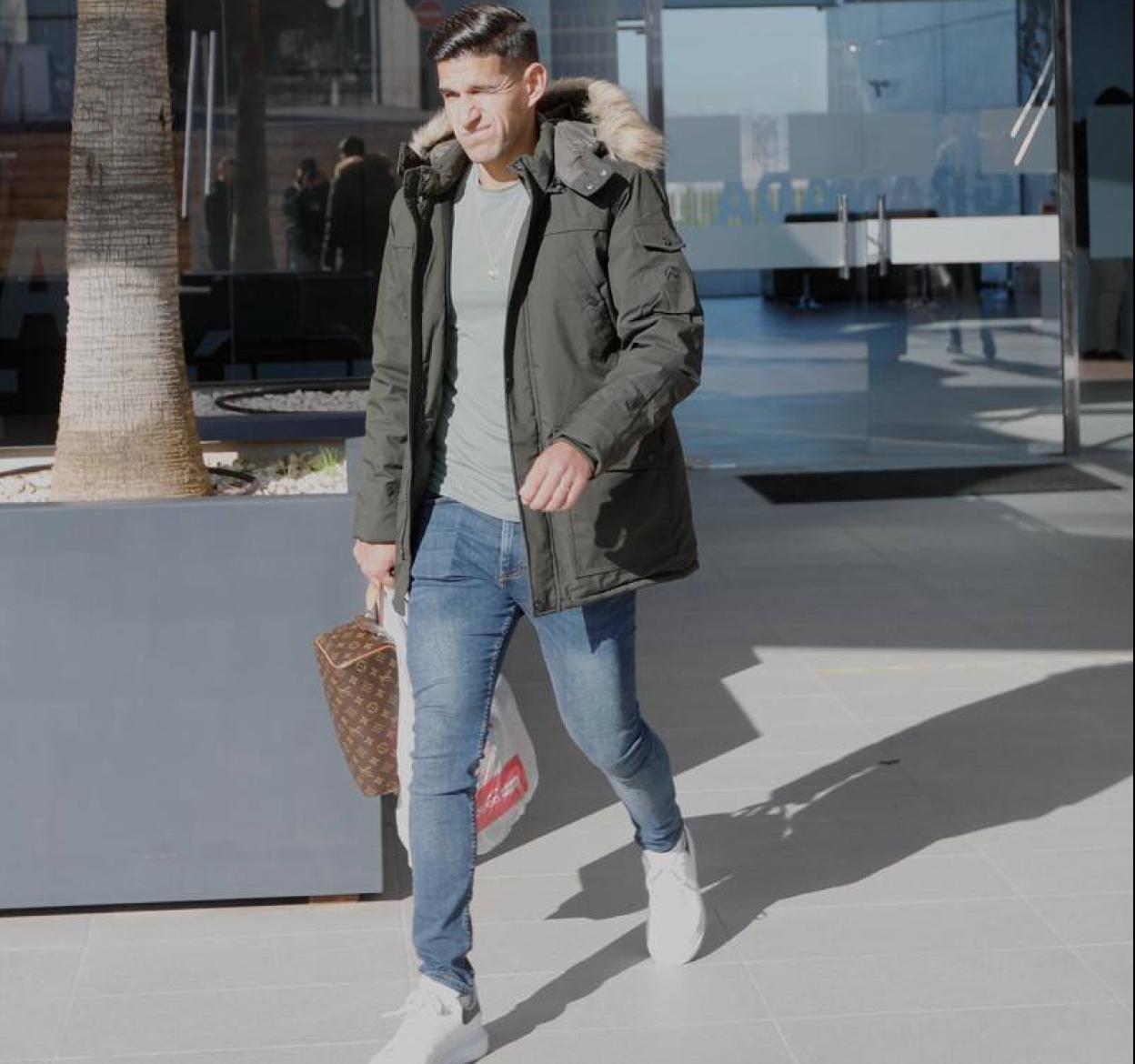 Luis Abram abandona con bolsas la Ciudad Deportiva del club este viernes.