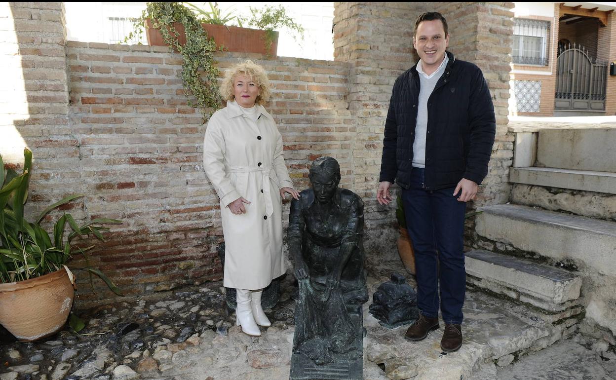 Padul homenajea a las antiguas lavanderas con una escultura en bronce a tamaño natural