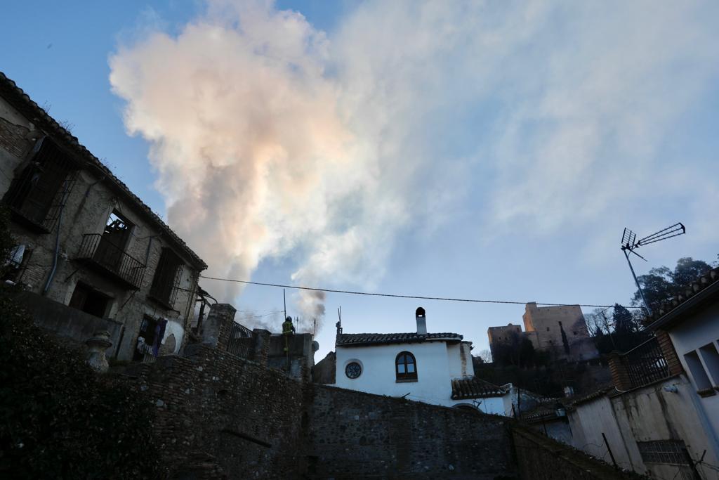 Una casa abandonada ha ardido a primera hora de este jueves a los pies de la Alhambra