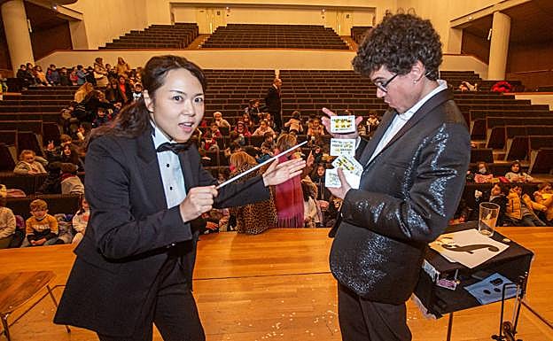 Michelle Mi-Jung Kim y Quiquemago, 'afinando' en los instantes previos al inicio. 