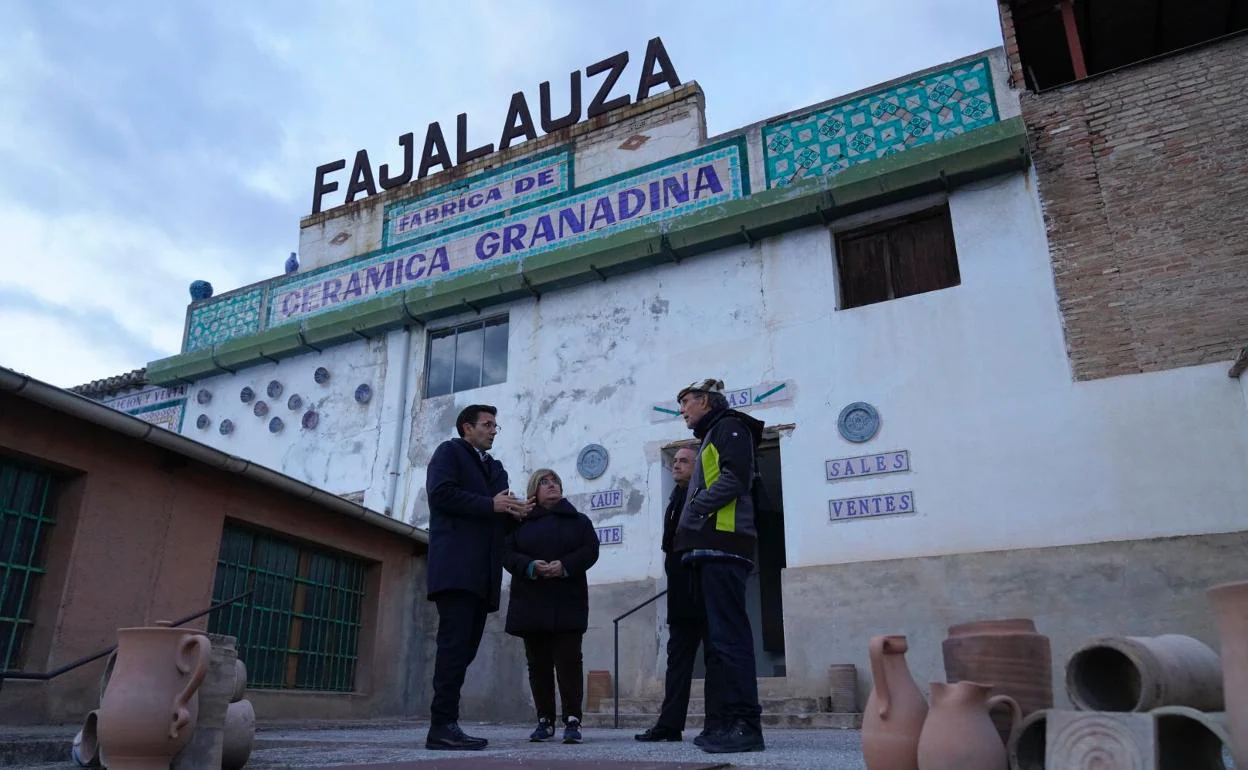 Visita del alcalde a la fábrica de Fajaluza