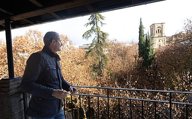 Jiménez Artacho, en la terraza del hotel. 