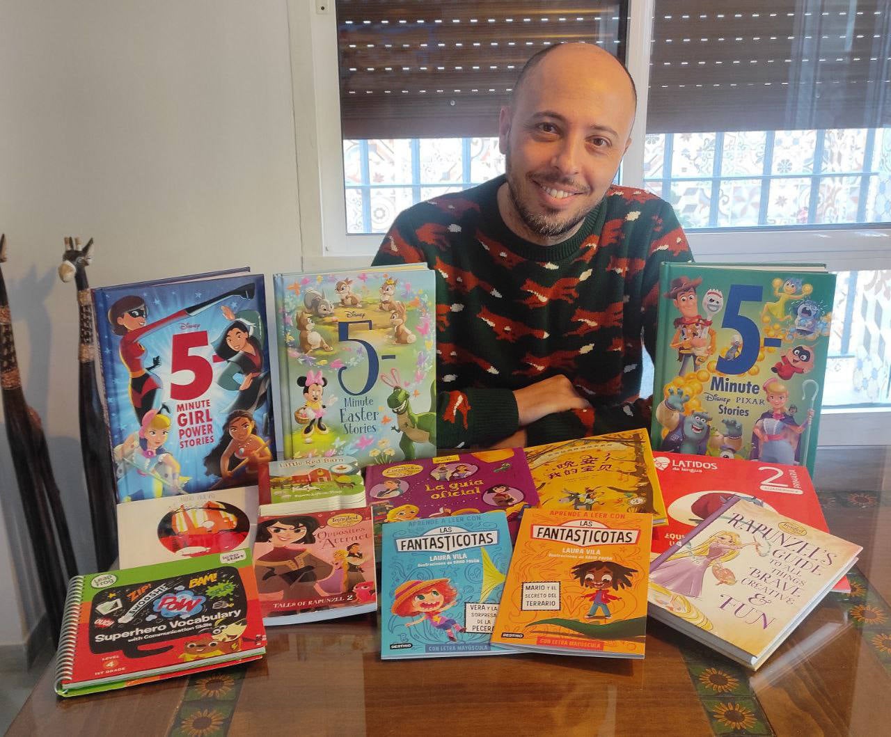 David, con algunas de sus obras.