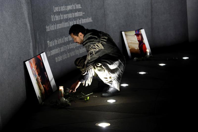 Un hombre deja una flor en un altar en memoria de Tyre Nicholson.