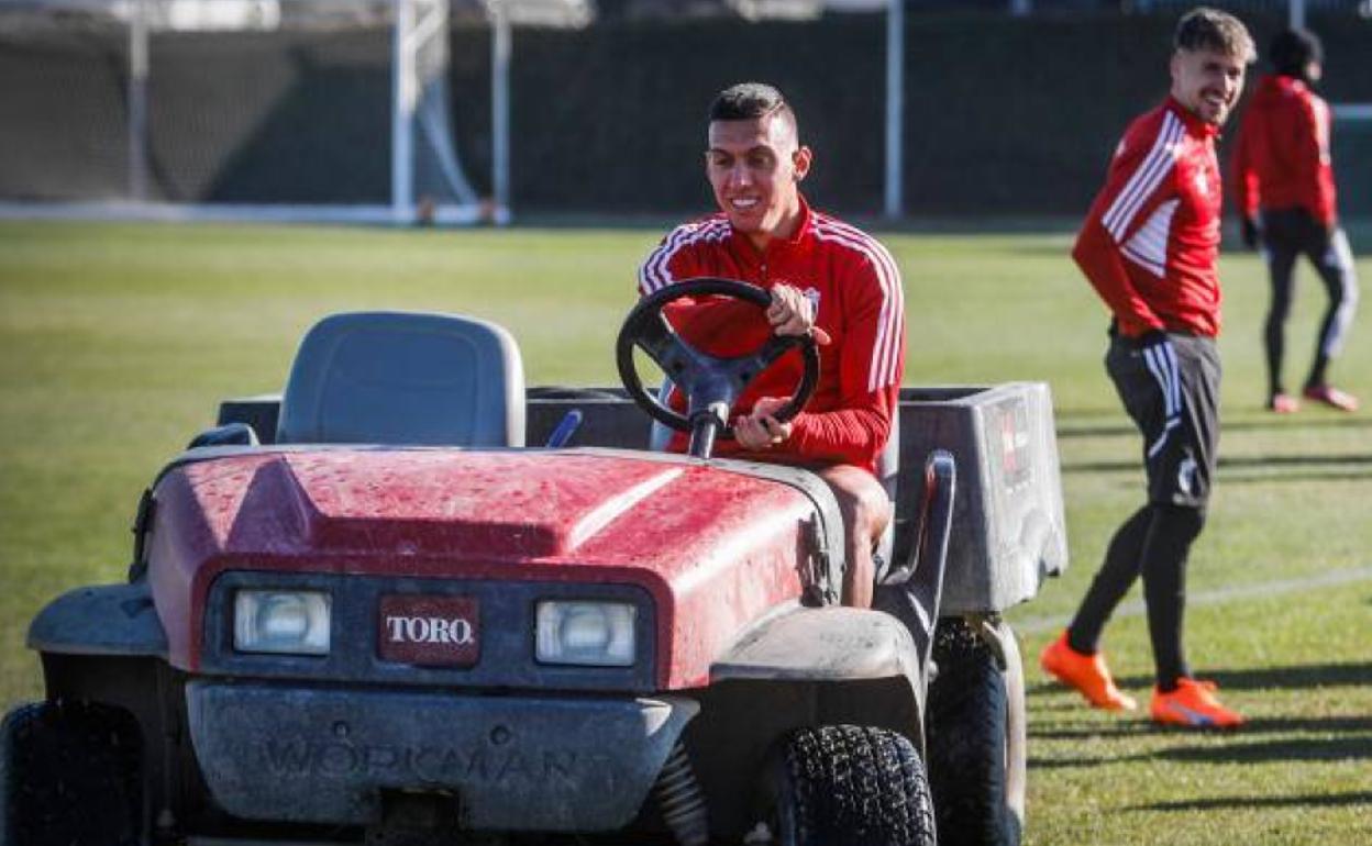 Myrto Uzuni conduce un vehículo antes del último entrenamiento del equipo previo a recibir al Andorra.