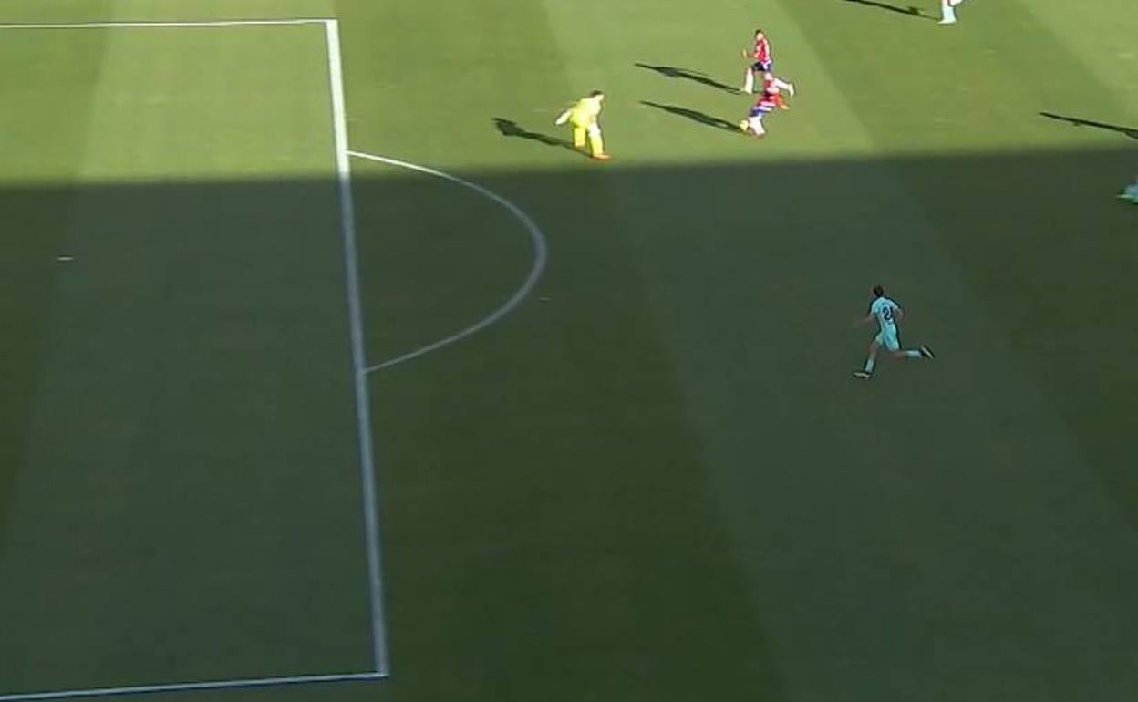 Momento exacto del pase de Callejón a Uzuni. 