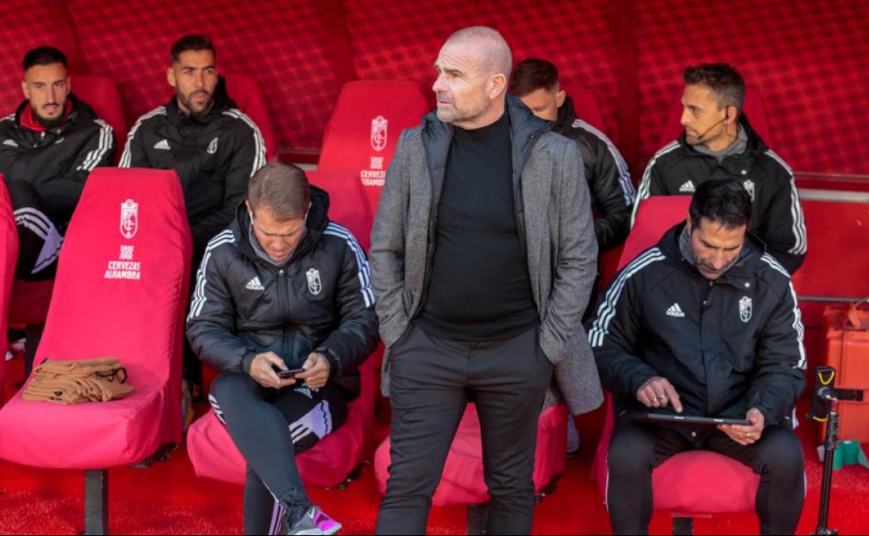 Paco López, de pie ante su banquillo antes del inicio del partido. 