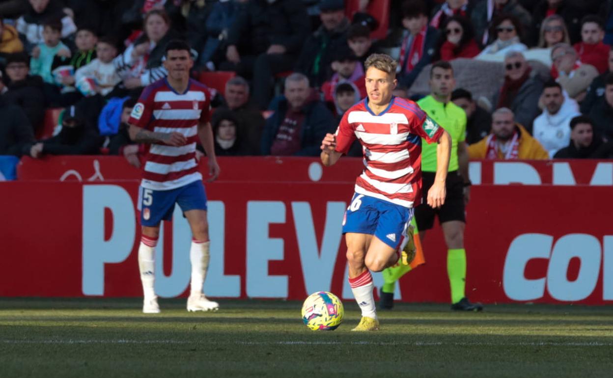 Bryan Zaragoza, 'iluminado' en una conducción de balón en el partido.