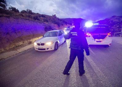 Imagen secundaria 1 - La Guardia Civil regula el tráfico en El Purche.