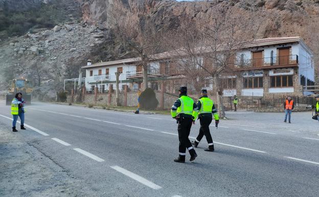 Evacuado el hotel La Higuera por el desprendimiento en la Carretera de la Sierra