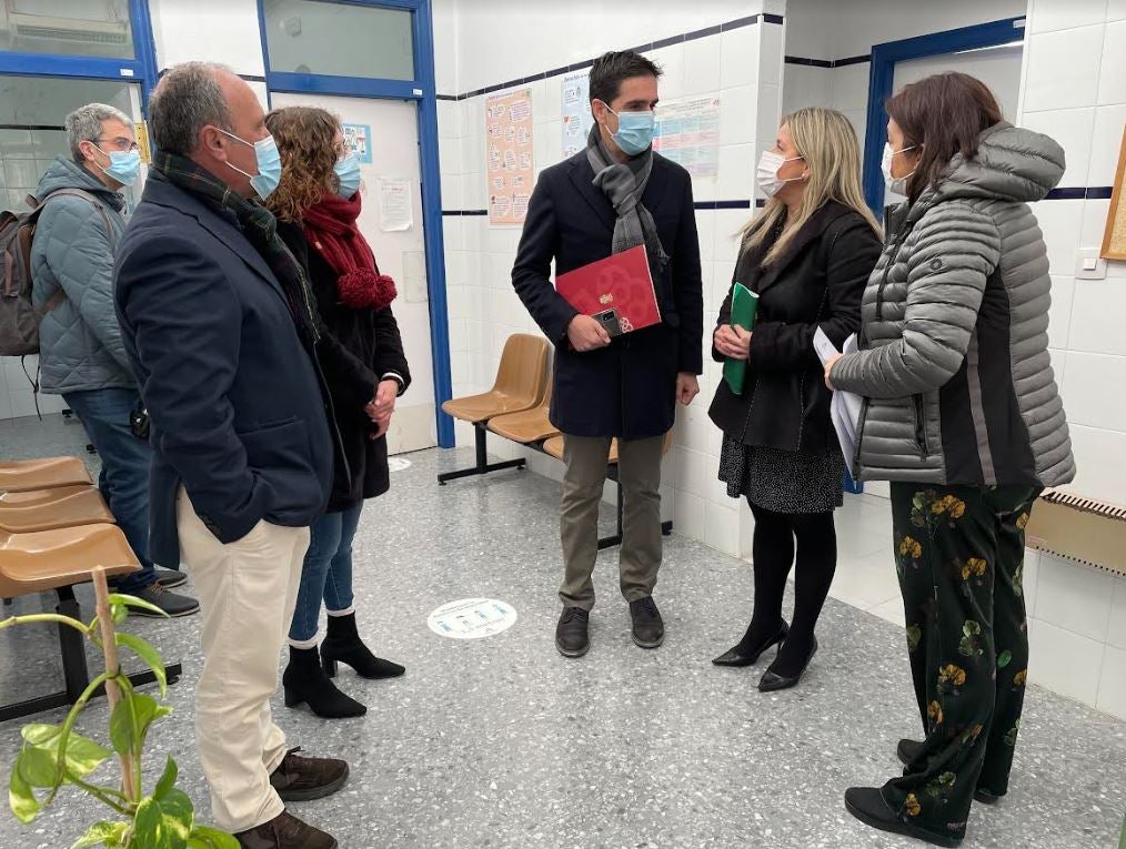 Encuentro con los vecinos en el consultorio local. 