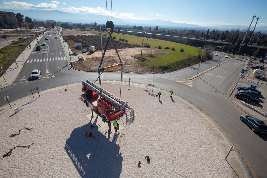 Instalación del camión en la rotonda de la Chana. 