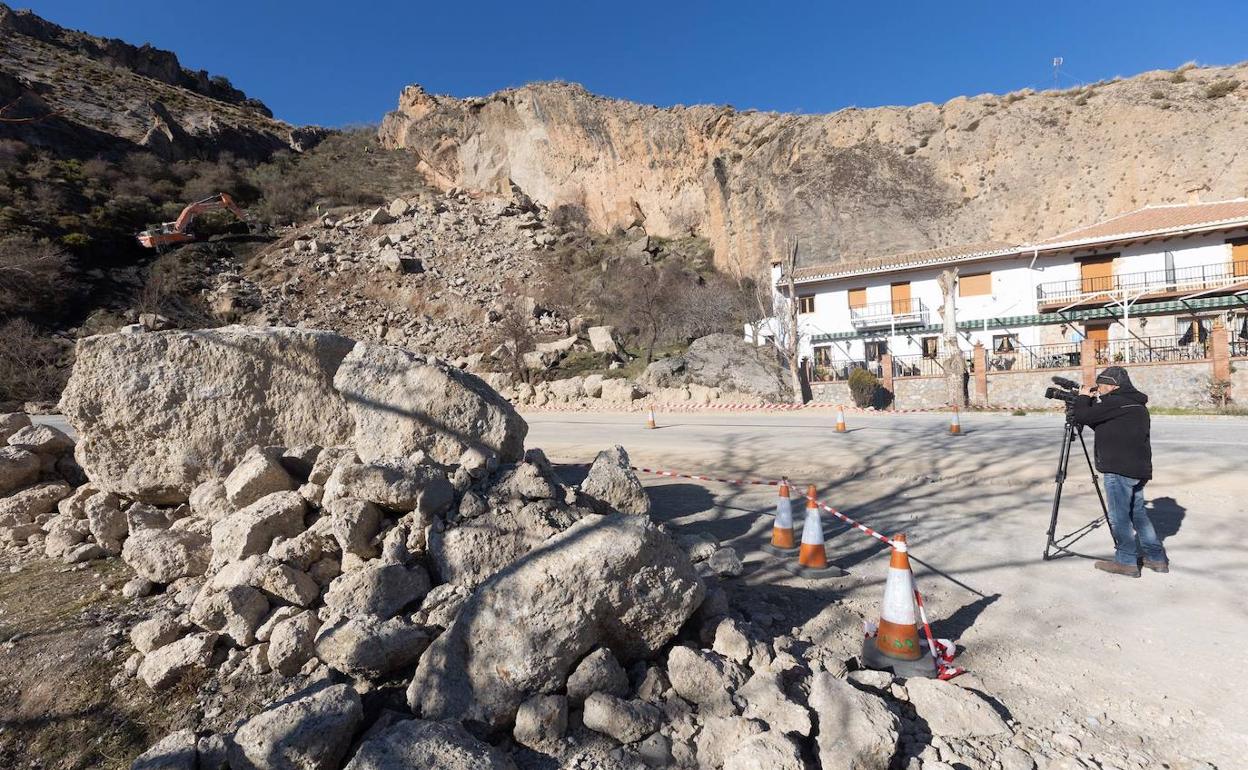 Imagen de la excavadora trabajando en el deslizamiento este lunes. 