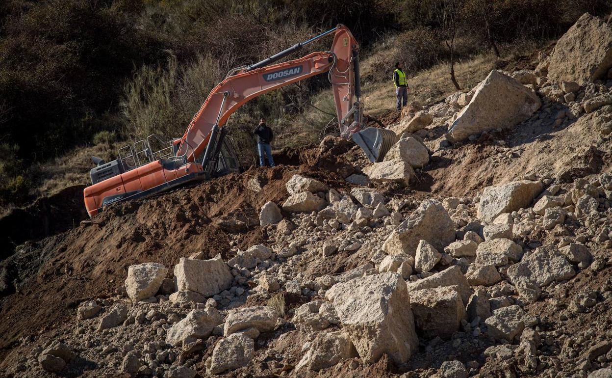 Trabajos en la ladera para estabilizar el terreno en el margen de la A-395. 