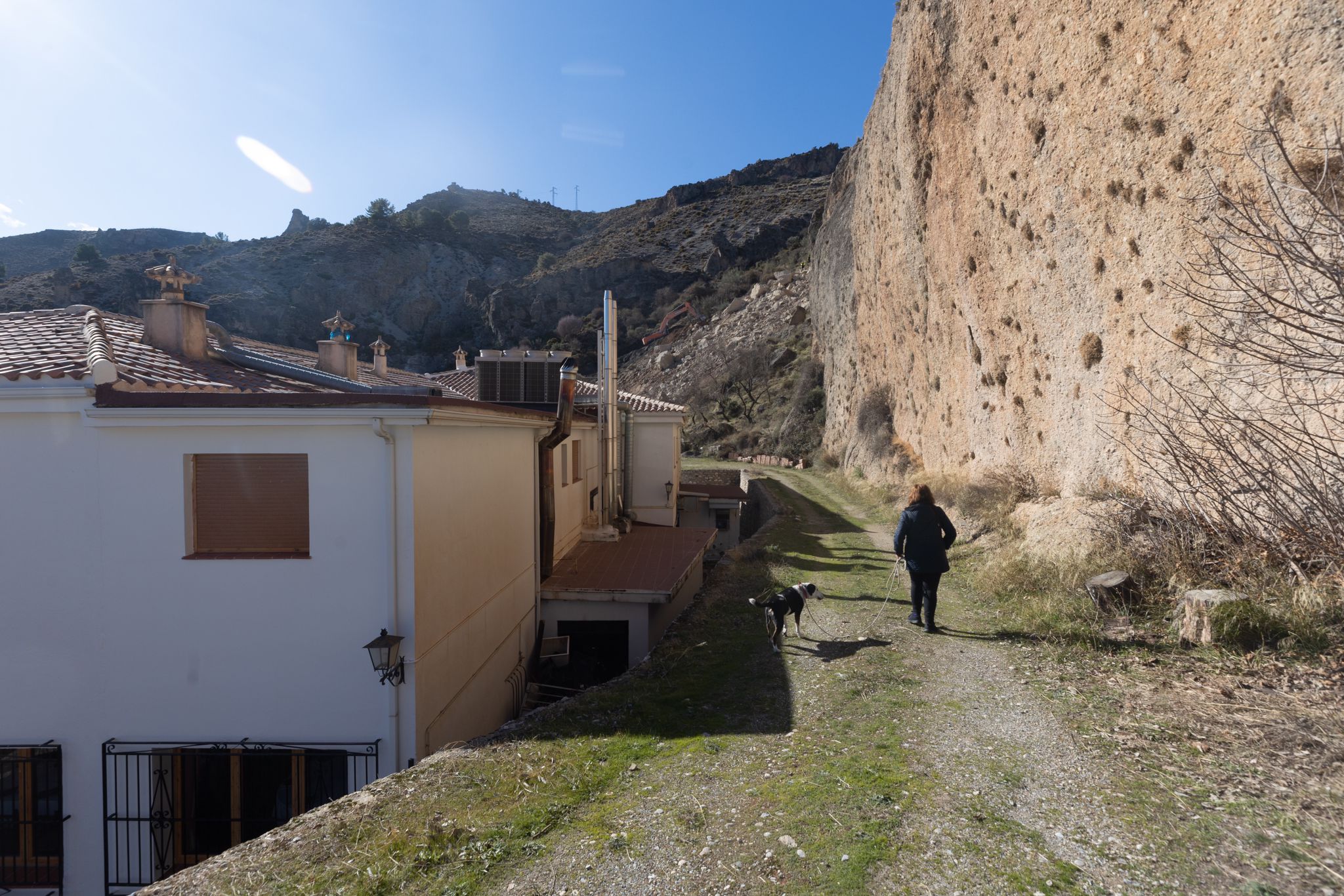 Sigue cortada la A-395 que da acceso a la estación de esquí por la caída de rocas en la carretera