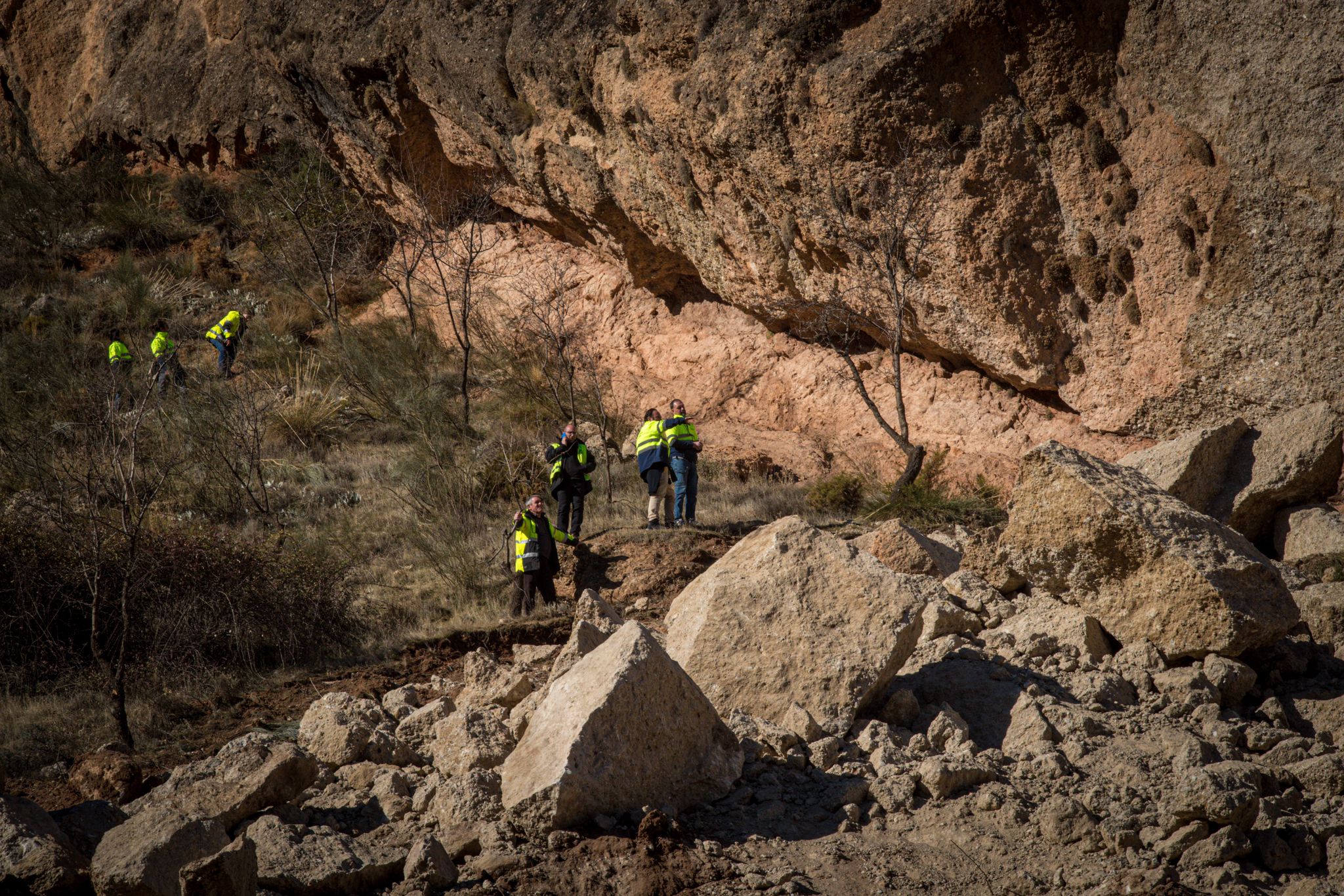 Sigue cortada la A-395 que da acceso a la estación de esquí por la caída de rocas en la carretera