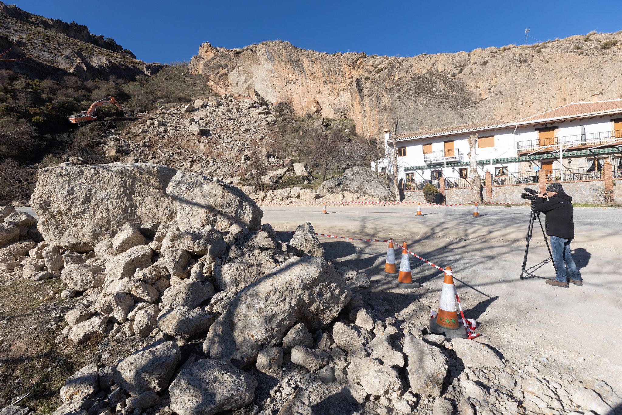 Sigue cortada la A-395 que da acceso a la estación de esquí por la caída de rocas en la carretera