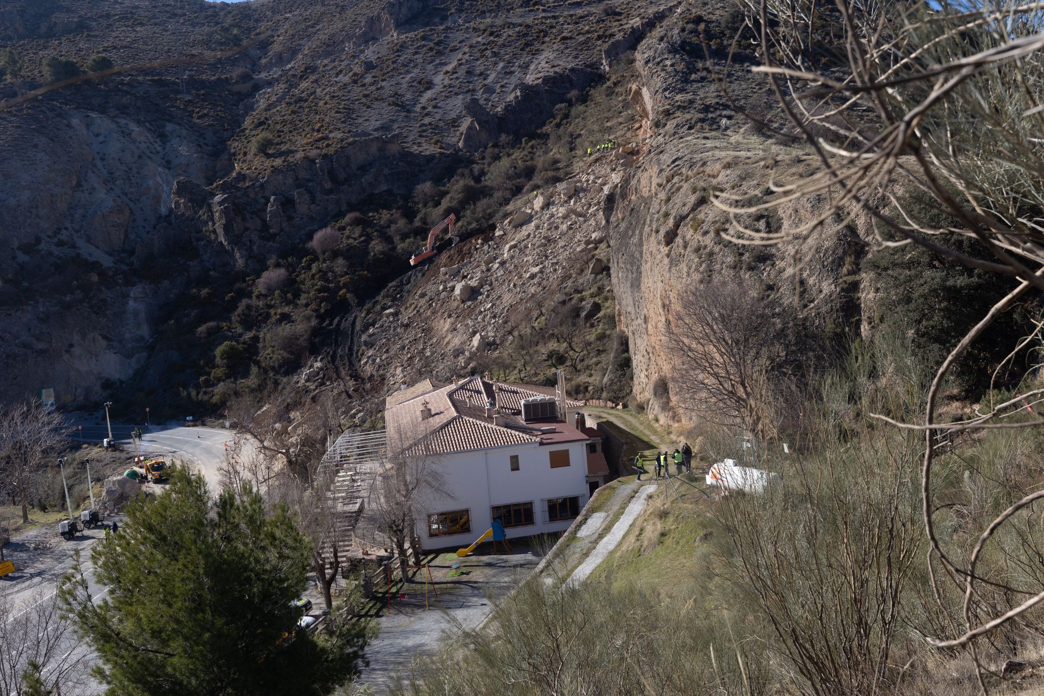 Sigue cortada la A-395 que da acceso a la estación de esquí por la caída de rocas en la carretera