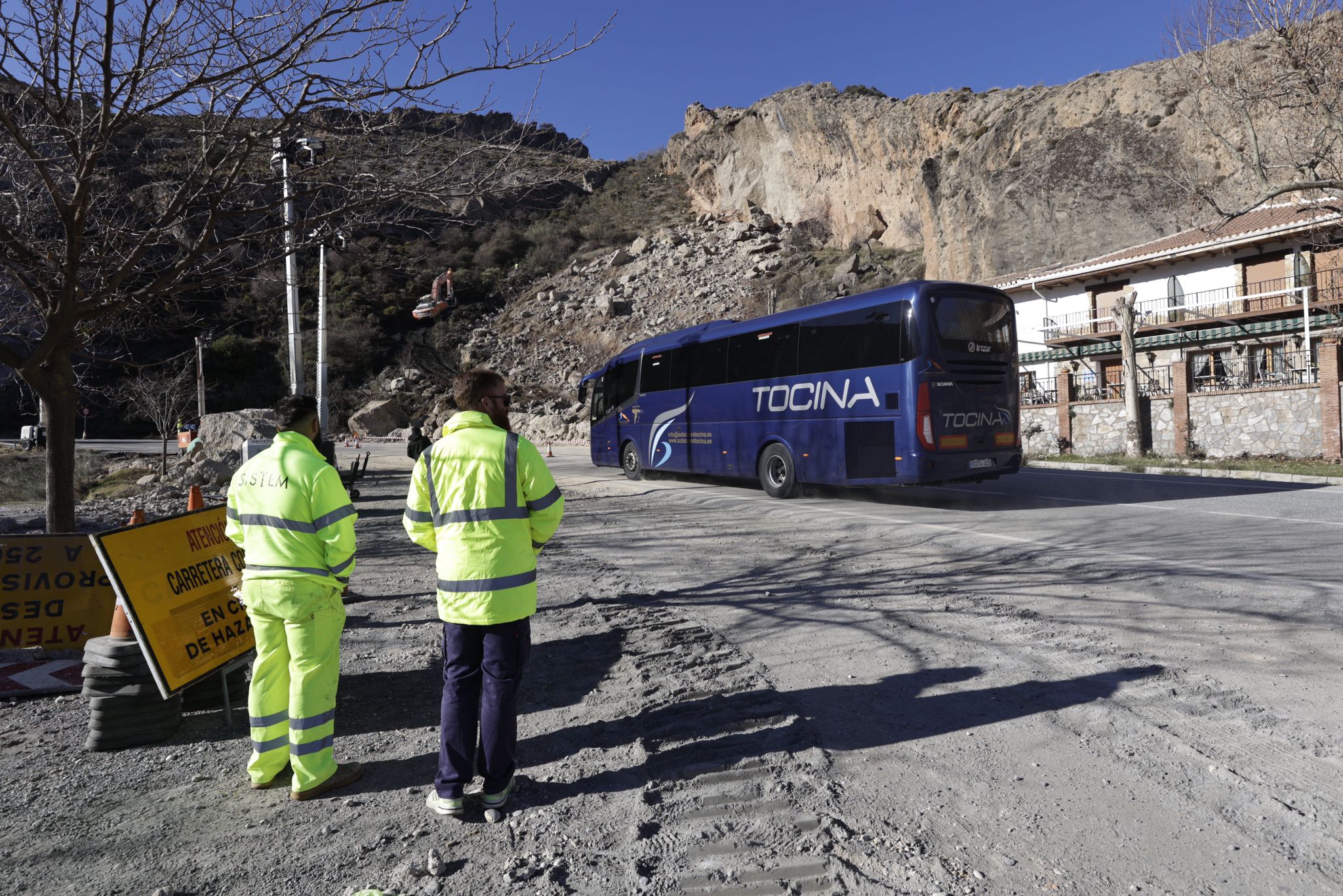 Sigue cortada la A-395 que da acceso a la estación de esquí por la caída de rocas en la carretera