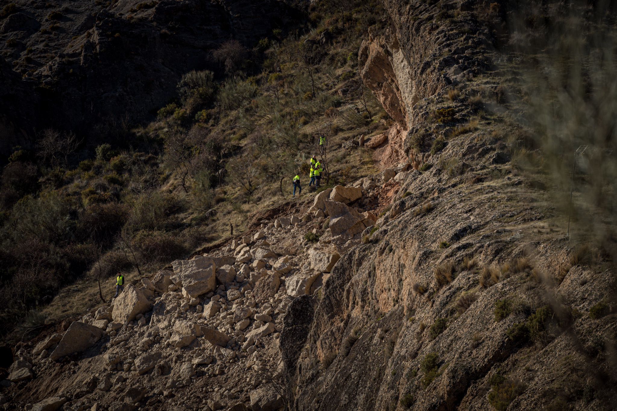 Sigue cortada la A-395 que da acceso a la estación de esquí por la caída de rocas en la carretera