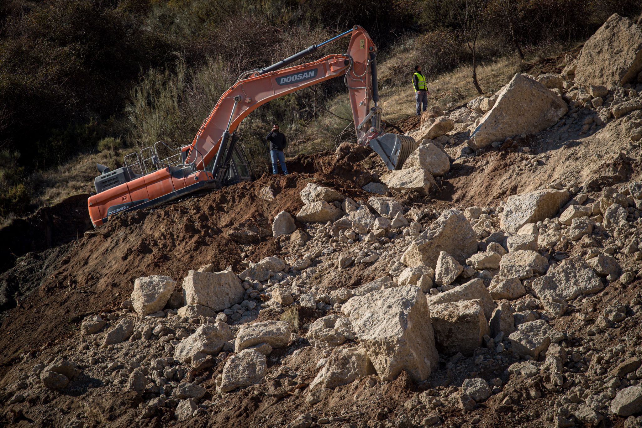 Sigue cortada la A-395 que da acceso a la estación de esquí por la caída de rocas en la carretera