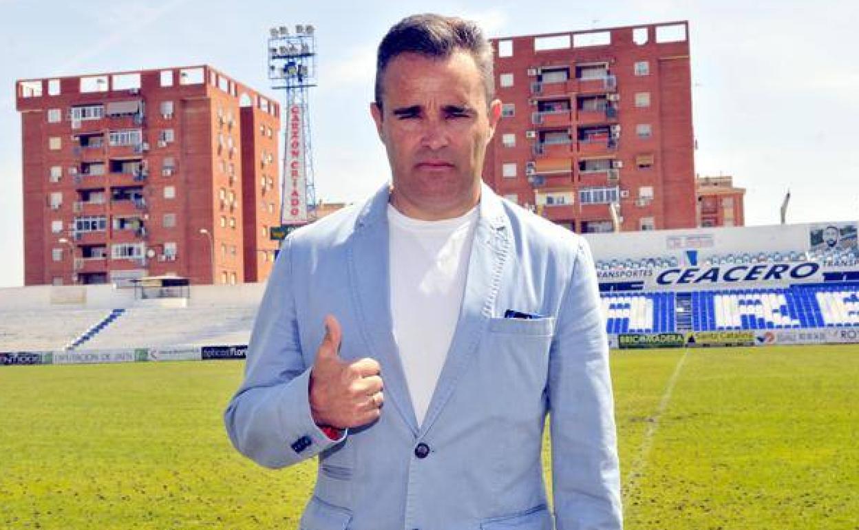 Juan Arsenal en una imagen de archivo cuando entrenaba al Linares. 