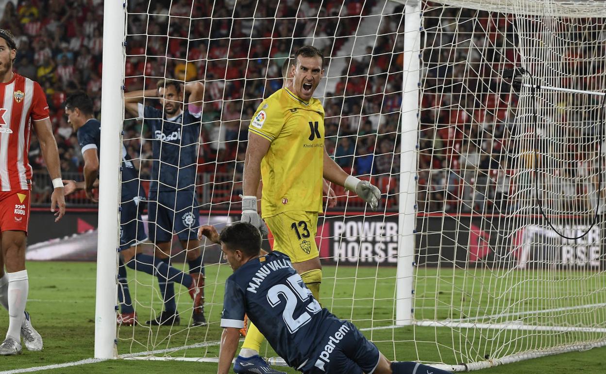 Fernando grita ante Manu Vallejo, en el partido de ida. 