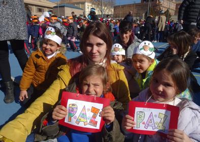 Imagen secundaria 1 - Cerca de 2.700 personas celebran el Día en la Paz en los colegios Sagrado Corazón y Escolapios