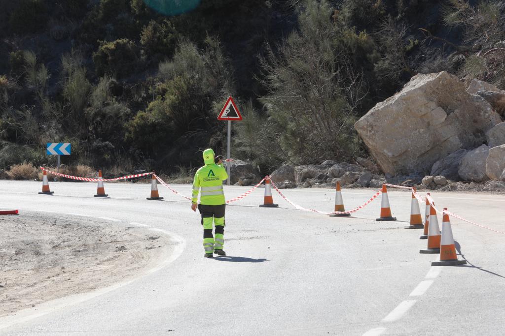 Trabajao para asegurar la ladera en Sierra Nevada. 