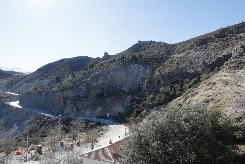 Trabajao para asegurar la ladera en Sierra Nevada. 