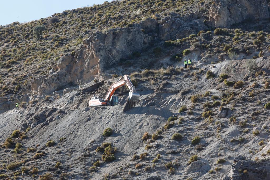 Trabajao para asegurar la ladera en Sierra Nevada. 