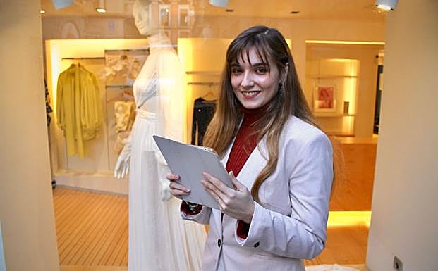 Elvira, en el escaparate del atelier Iván Martín. 