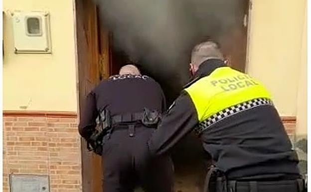 Actuación de los agentes de la Policía Local de Íllora e en el incendio de una vivienda