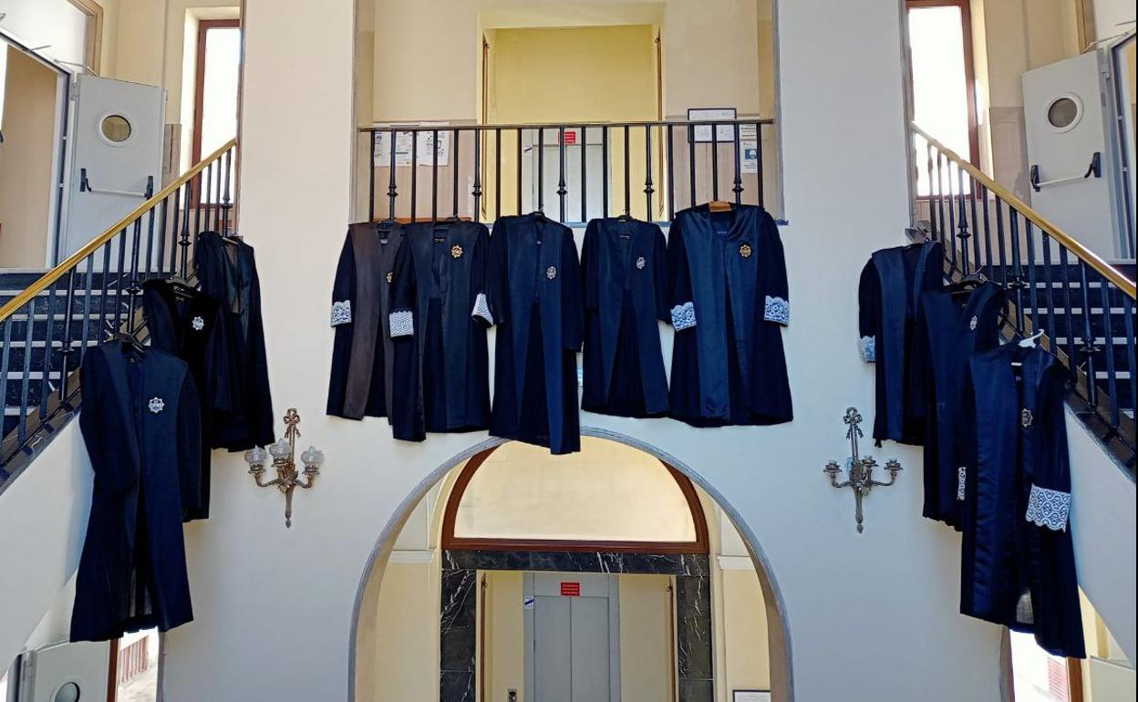 Togas en la entrada de la Audiencia Provincial de Jaén. 